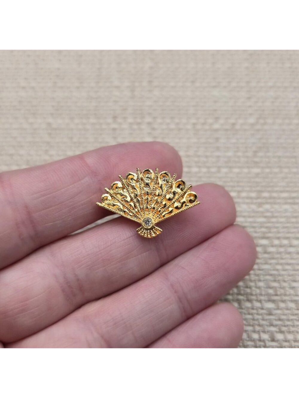 Vintage Avon Gold Tone Filigree Folding Hand Fan Lapel Pin Rhinestone A9164